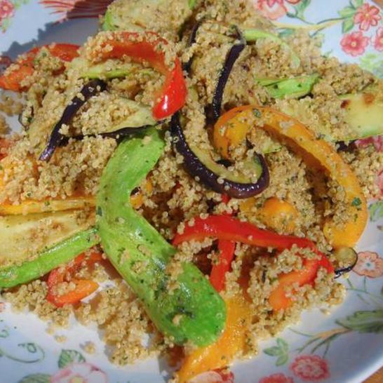 Рецепт киноа с жареными овощами и соусом песто