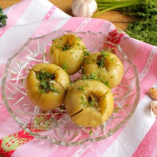Рецепт квашеных зеленых помидоров с чесноком и зеленью на зиму