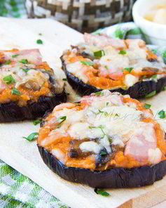 Мини-пиццы на баклажане с соусом пассата и сыром Джюгас