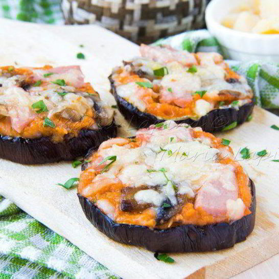 Рецепт мини-пицц на баклажане с соусом пассата и сыром джюгас