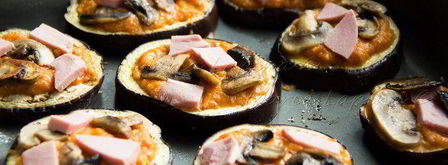 мини-пиццы на баклажане с соусом пассата и сыром джюгас. Шаг 12