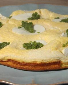 Бисквитный омлет с козьим сыром и розмариновым песто