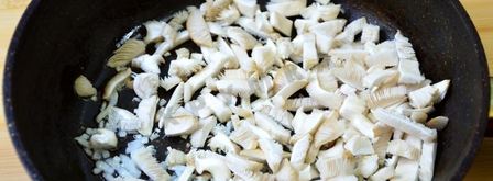 фриттата со стручковой фасолью помидорами черри и грибами. Шаг 3