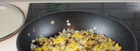 омлет с грибами и картофелем. Шаг 3