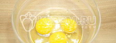 омлет с колбасой и кукурузой бонди. Шаг 3