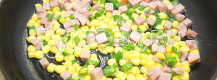 омлет с колбасой и кукурузой бонди. Шаг 4