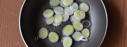 омлет с луком-пореем и кинзой. Шаг 3