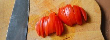 омлет с сосисками и помидорами. Шаг 3