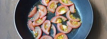 омлет с сосисками и помидорами. Шаг 5