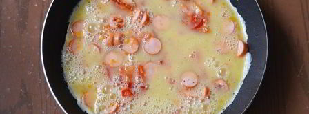 омлет с сосисками и помидорами. Шаг 8