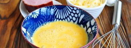 омлет с ветчиной и сыром на сковороде. Шаг 4