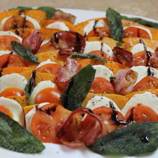 Рецепт осеннего капрезе с чипсами из шалфея