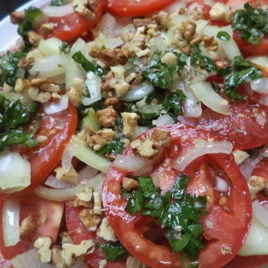 Рецепт пряной закуски из помидоров с чесноком и орехами