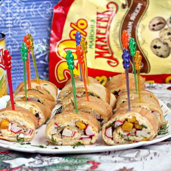 Рецепт блинных роллов с крабовыми палочками и кукурузой