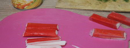 блинные роллы с крабовыми палочками и кукурузой. Шаг 6