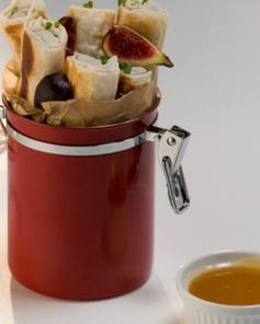 Креветочные роллы с инжиром и острым апельсиновым соусом