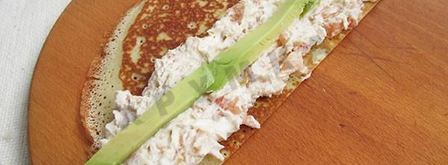 роллы из блинов с начинкой. Шаг 9