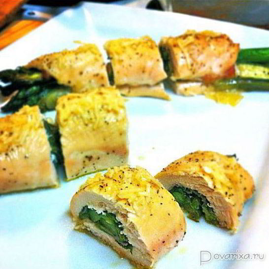 Рецепт роллов из курицы со спаржей, сыром, прошутто