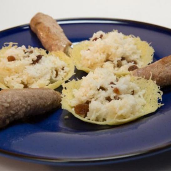 Рецепт роллов из свинины и рис в сырной корзиночке