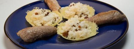 роллы из свинины и рис в сырной корзиночке. Шаг 6