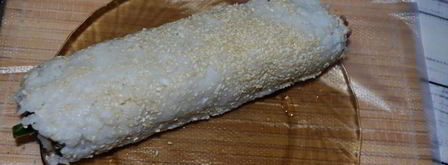 роллы навыворот со скумбрией. Шаг 7