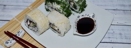 роллы навыворот со скумбрией. Шаг 8