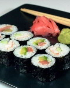 Роллы с авокадо, лососем и огурцом