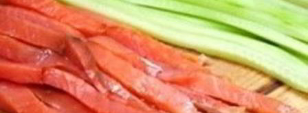 роллы с авокадо, лососем и огурцом. Шаг 2