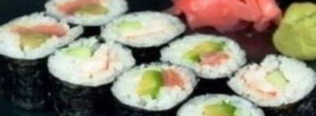 роллы с авокадо, лососем и огурцом. Шаг 8