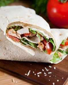 Роллы с куриной грудкой и салатом