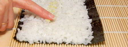 роллы с семгой и авокадо. Шаг 7