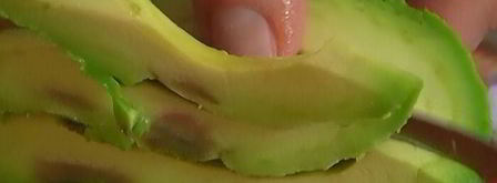 роллы с угрем, авокадо и огурцом. Шаг 3