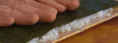 роллы с угрем, авокадо и огурцом. Шаг 6