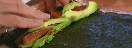 роллы с угрем, авокадо и огурцом. Шаг 7