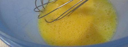 роллы с яичных блинчиков с курицей и салатом. Шаг 2