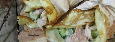 роллы с яичных блинчиков с курицей и салатом. Шаг 12