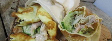 роллы с яичных блинчиков с курицей и салатом. Шаг 13