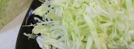 роллы с яичных блинчиков с курицей и салатом. Шаг 7