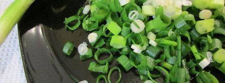 роллы с яичных блинчиков с курицей и салатом. Шаг 9