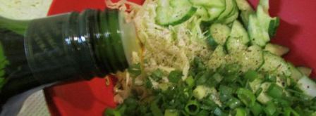 роллы с яичных блинчиков с курицей и салатом. Шаг 10