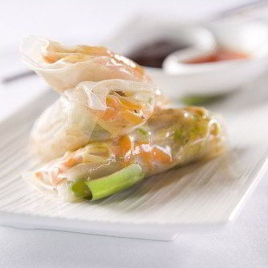 Рецепт спринга-роллов со спаржей, копченым лососем и авокадо