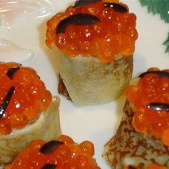 Рецепт блинных рулетиков с творожным сыром и икрой