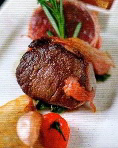 Филе оленя с грибными рулетами и шоколадным соусом