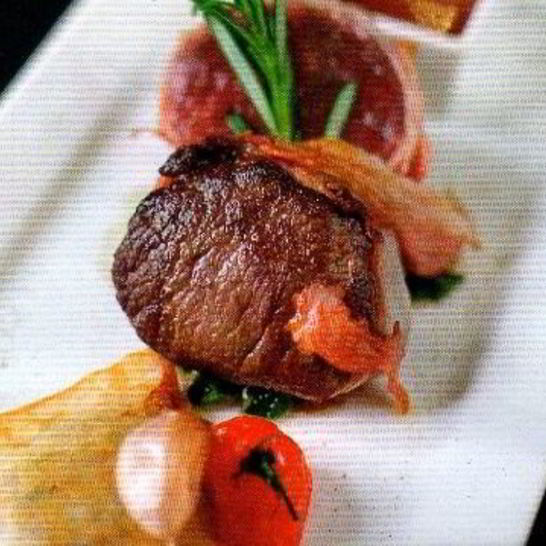 Рецепт филе олени с грибными рулетами и шоколадныма соусома