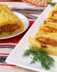 Картофельный рулет с морковью и грибами