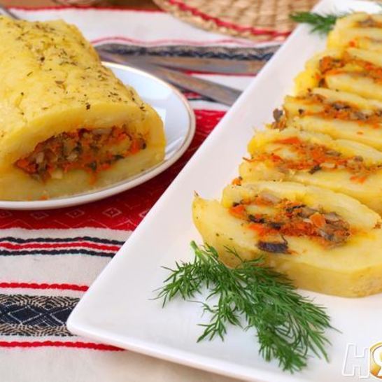 Рецепт картофельного рулета с морковью и грибами