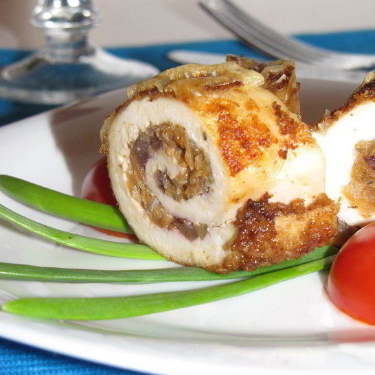 Рецепт куринных рулетиков с начинкой из слив