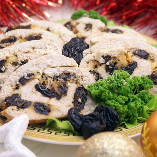 Рецепт куриного рулета с черносливом и сыром