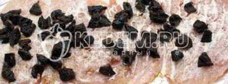 куриный рулет с черносливом и сыром. Шаг 5