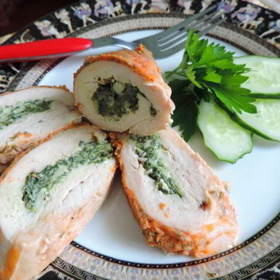 Рецепт куриных рулетиков со шпинатом под сметанно-томатным соусом